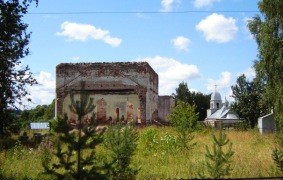 Вид на старый и новый храмы